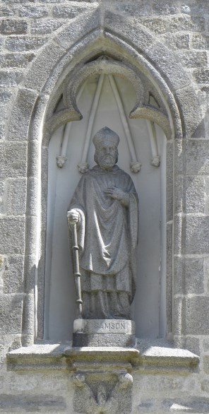 돌의 성 삼손_photo by GO69_on the facade of the Church of Our Lady of the Assumption of Carfantin in Dol-de-Bretagne_France.jpg